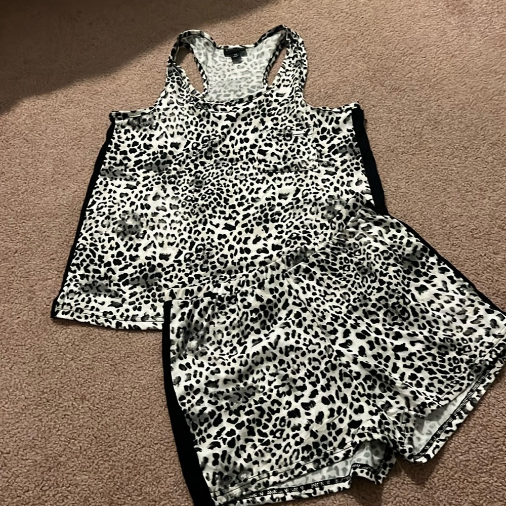 Tahari leopard pajama set size small